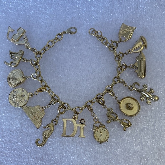 NWOT - Diamonds International Brassy Gold Tone Metal Hanging Horseshoe Cโฆ - Picture 10 of 10